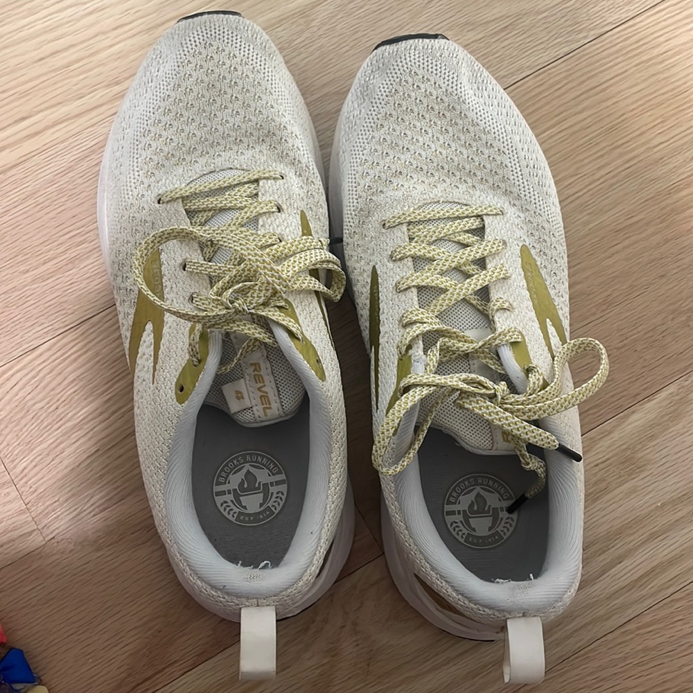 Brooks Revel 4 white and gold sneakers